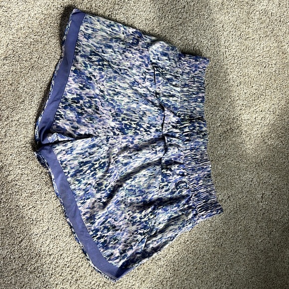 Athleta High Rise Mesh Racer Run 3” Shorts. Excellent like new condition - Picture 2 of 6